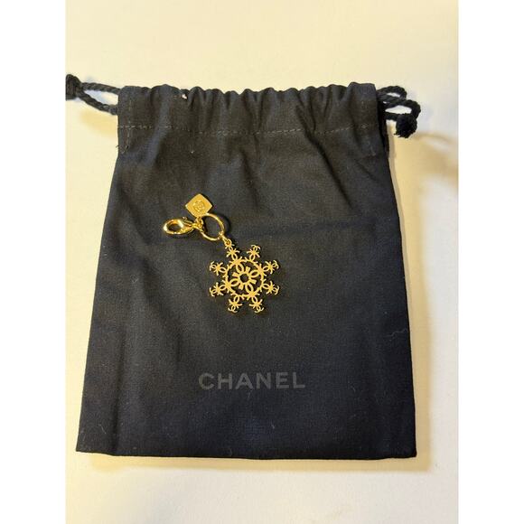 CHANEL Holiday Limited Edition Snowflake Charm with a mini blk Chanel pouch -NEW - Picture 2 of 3